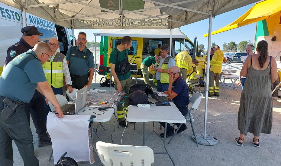 Operativos en el Puesto de Mando Avanzado (PMA) desplegado en el incendio forestal de Bonares